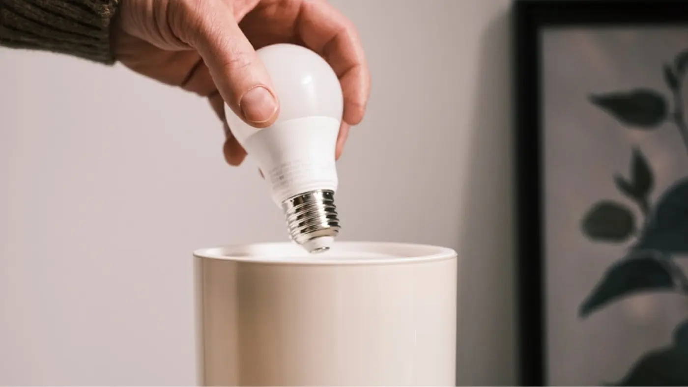 Redaktionelle Illustration zu Philips Hue oder IKEA TRADFRI: Welches Lichtsystem passt besser zum eigenen Zuhause?