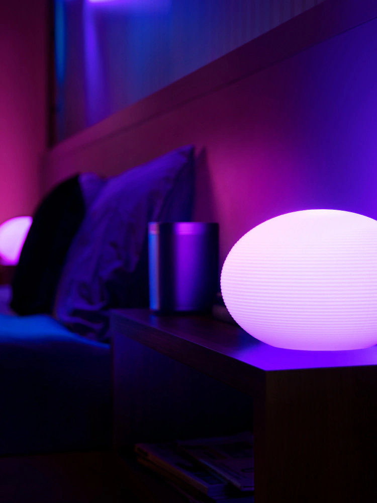 Redaktionelle Illustration zu Philips Hue oder IKEA TRADFRI: Welches Lichtsystem passt besser zum eigenen Zuhause?